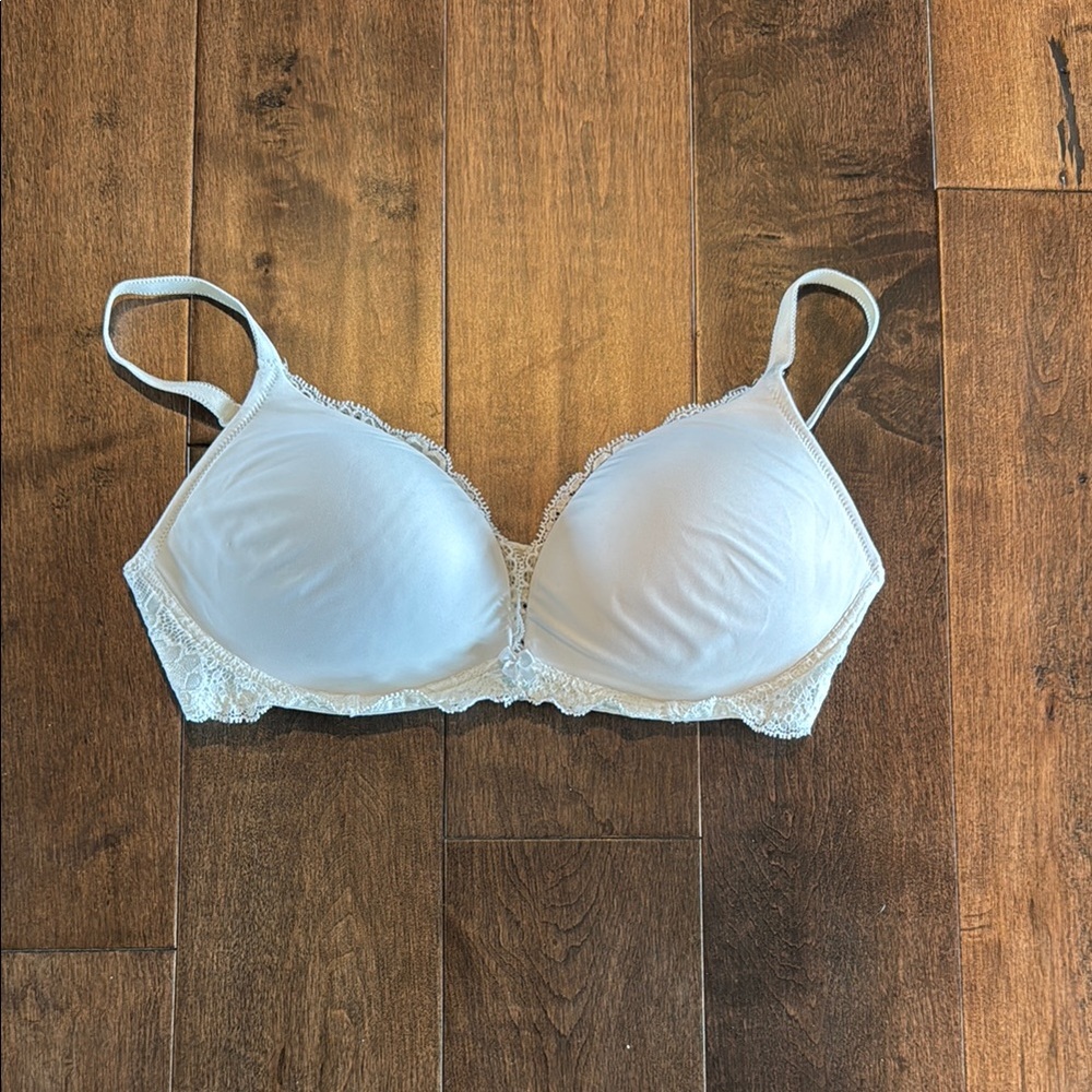 Victoria’s Secret Elegant White Lace wireless push-up Bra 34C